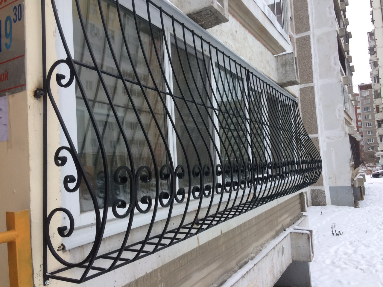 Решетка на лоджию. Решетка оконная металлическая. Металлические решетки на балкон. Балконная решетка. Кованые решетки на балкон.